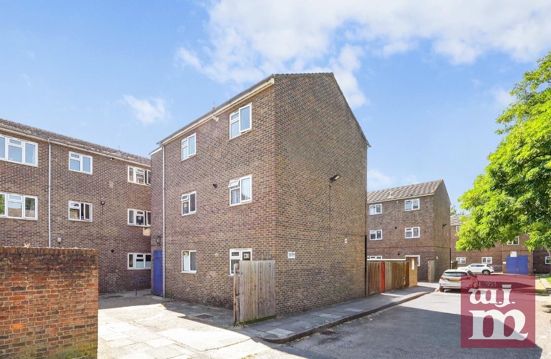 3 bed property in Brierly Gardens, Bethnal Green